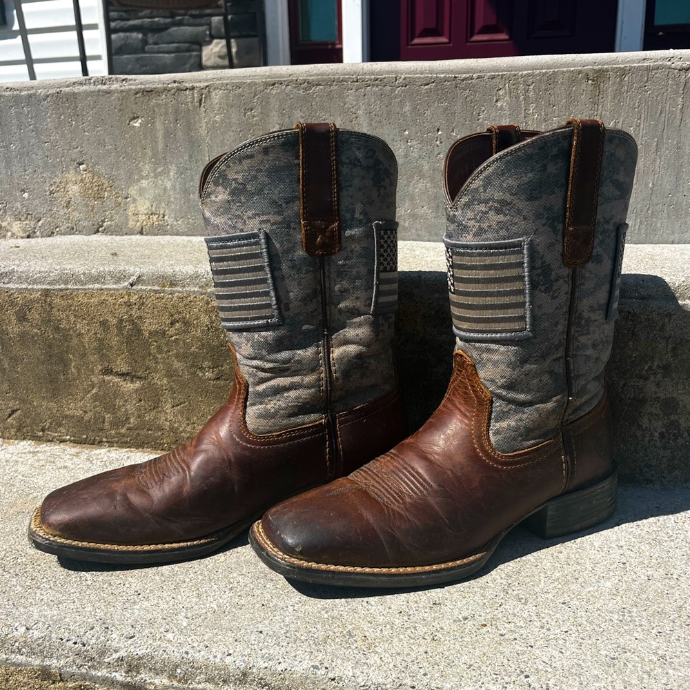 Men’s size 8 Ariat cowboy boots